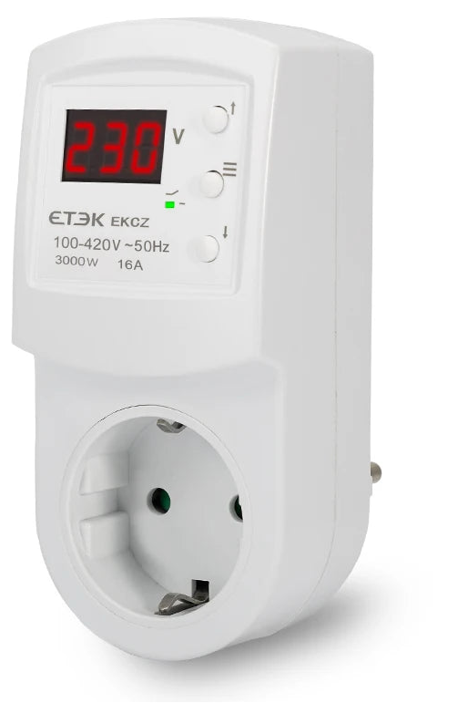 Enchufe protector de sobretensión ETEK EKCZ con pantalla LED y rearme automático