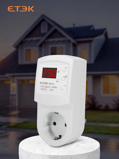 Enchufe protector de sobretensión ETEK EKCZ con pantalla LED y rearme automático